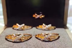 英超联赛：曼联逆转切尔西，利物浦点球险胜埃弗顿，积分榜争夺激烈